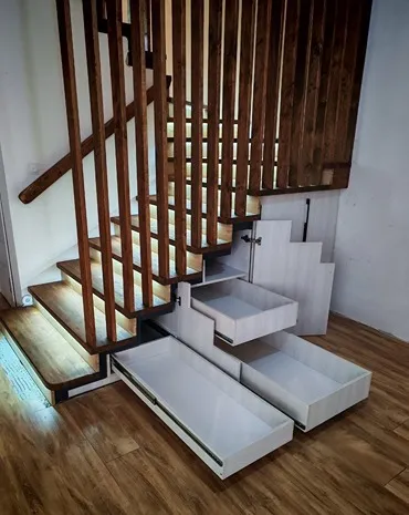 Деревянная лестница с системой хранения в Новополоцке